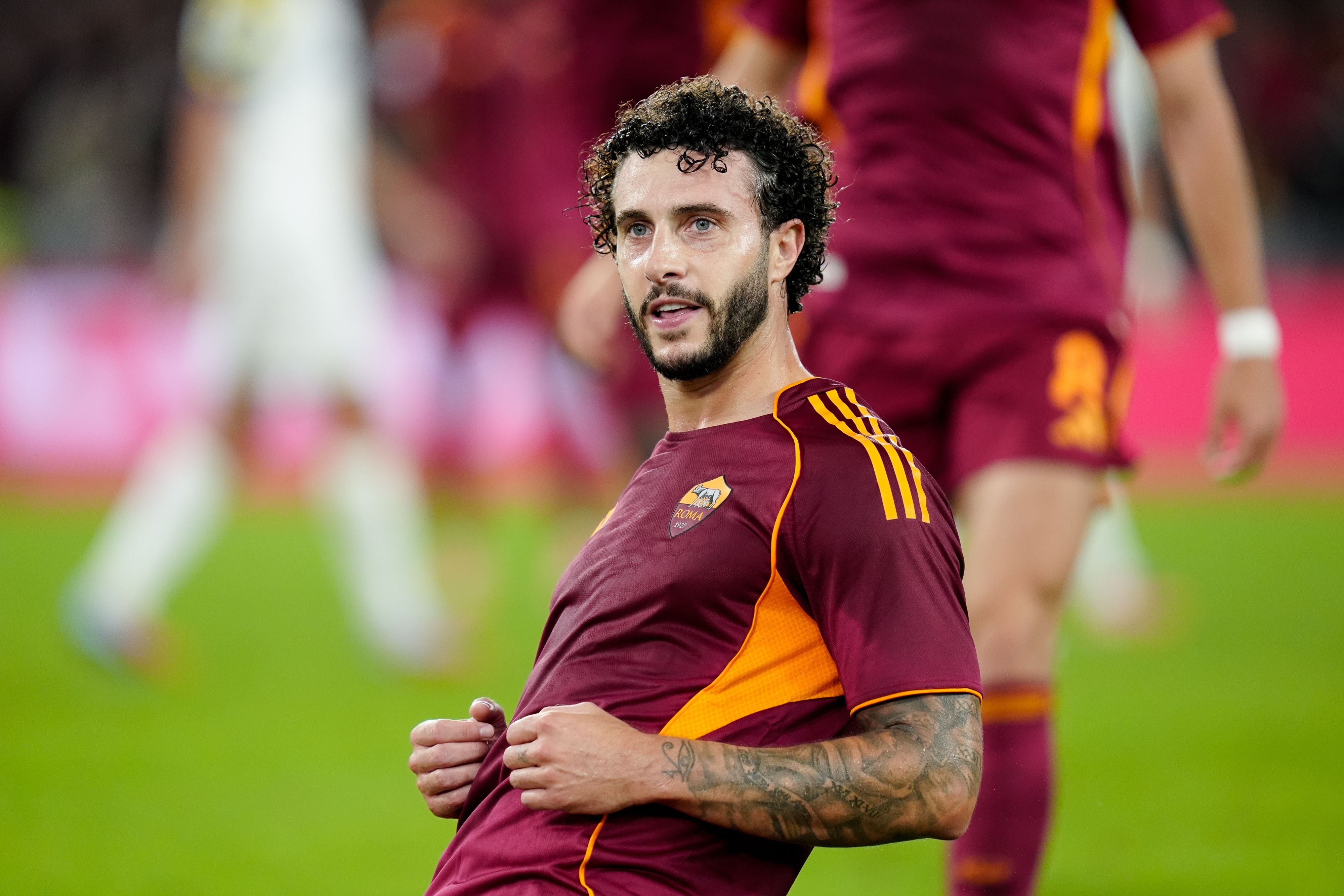 在线娱乐-记者：埃尔莫索本周一参加罗马全队合练，苏莱开始回训练场训练