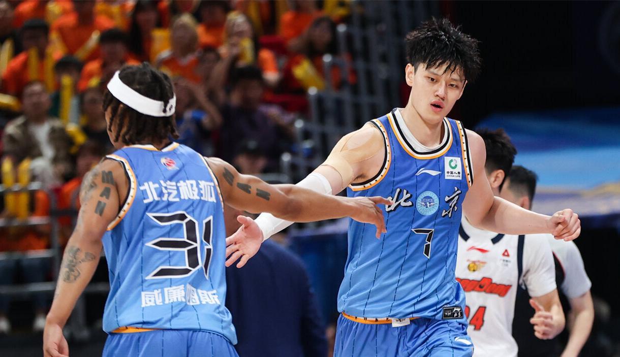 开云电竞官网-泪目！中国男篮23岁2米06王牌372天复活：轰23分+5记三分冲冠